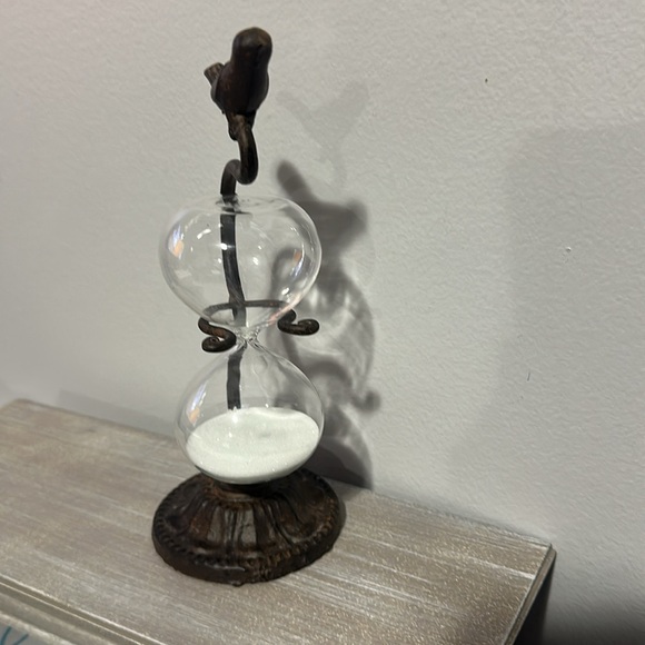 Vintage hourglass with cast iron stand with bird on top. - Picture 3 of 4